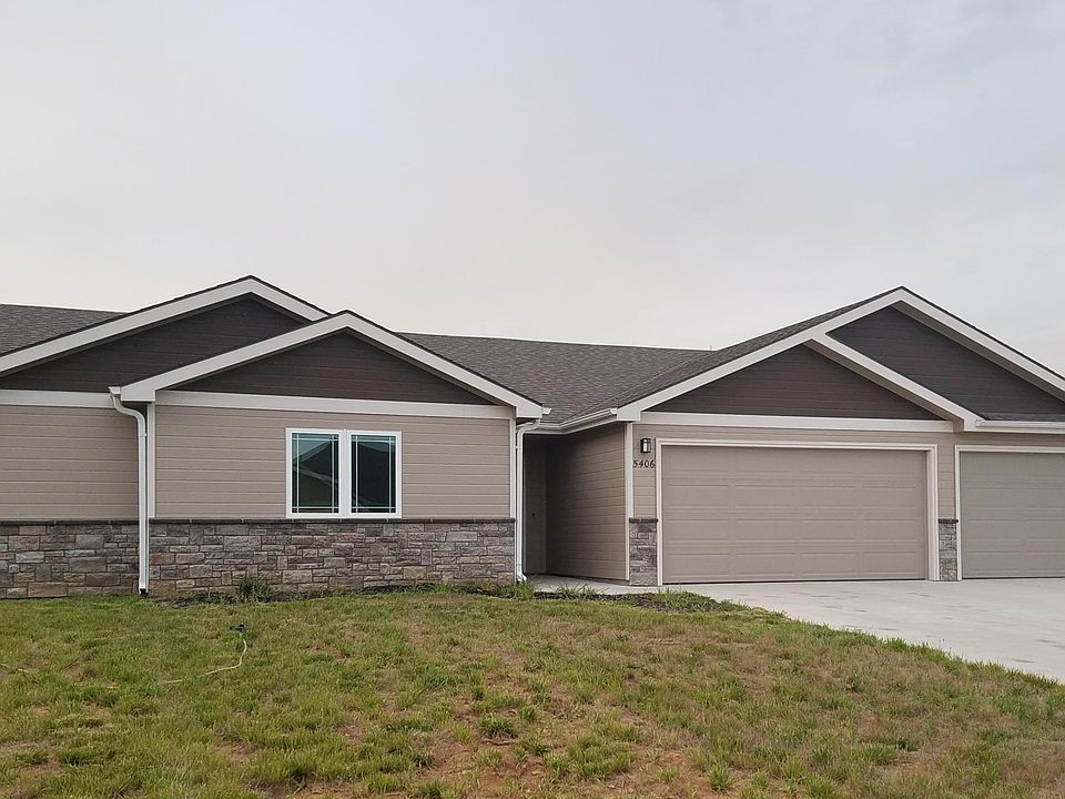 Lovely Home Offering a 3 Car Garage!