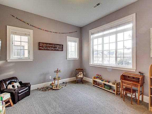 4th image of 1077 SE Crestlane Dr