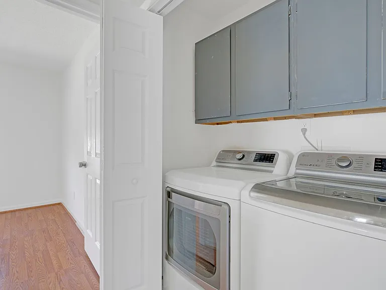 453 Waverly Pl — Photo 9