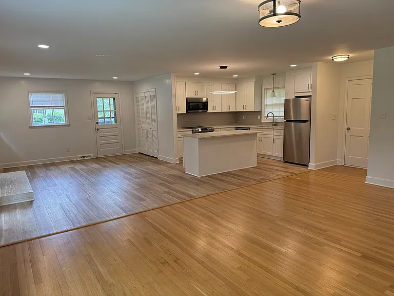 7500 Thorncliff Dr — Photo 2