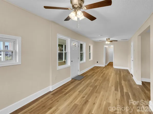 492 Riverbend St, Waynesville, NC 28786