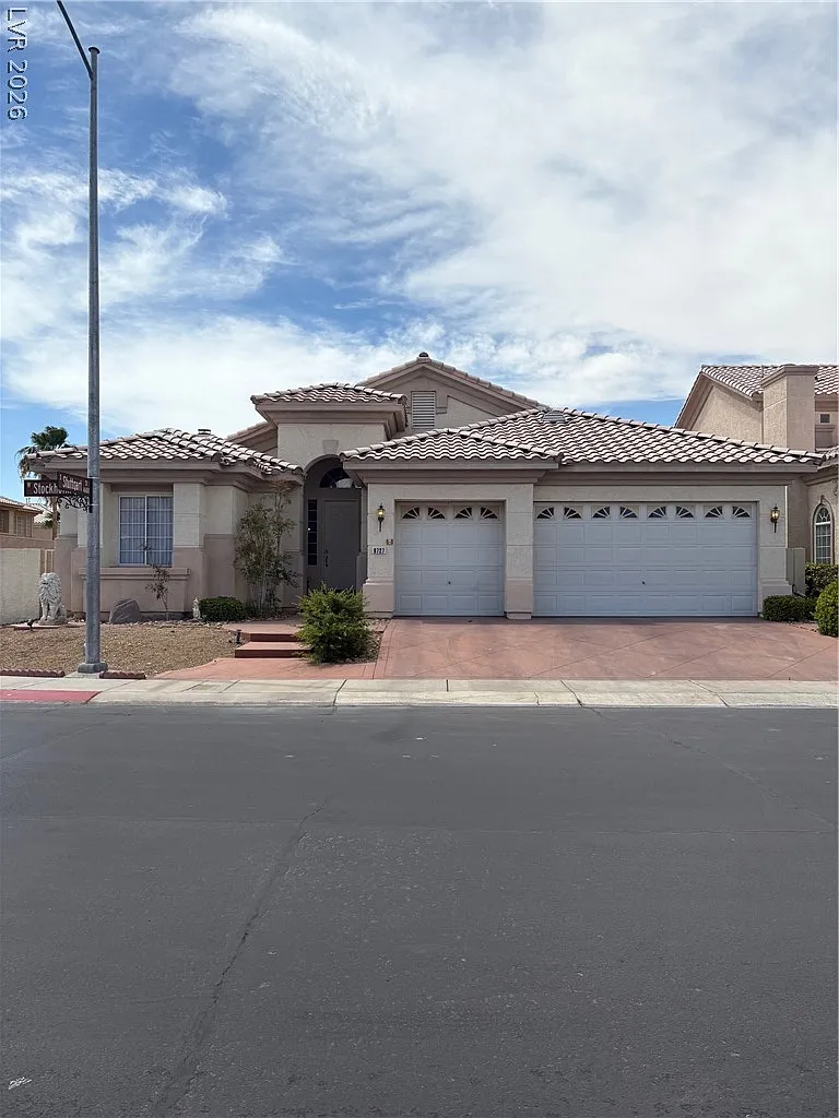 3 bed, 2.0 bath, 2243 sqft, $2,595 — Photo 1