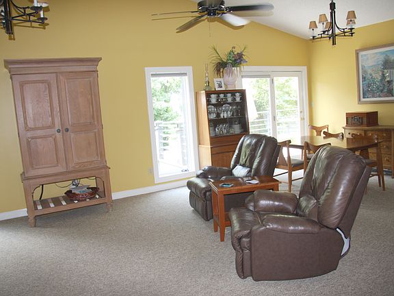 2nd Floor Living/Dining Area