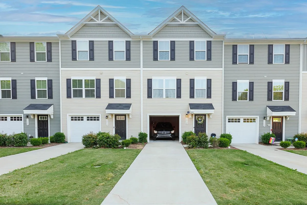 3 bed, 2.5 bath, 1567 sqft, $2,200 — Photo 1