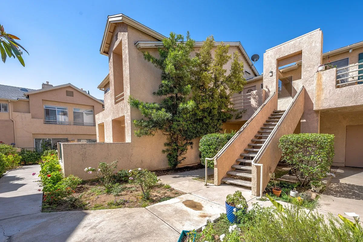 2 bed, 2.0 bath, 861 sqft, $2,800 — Photo 1