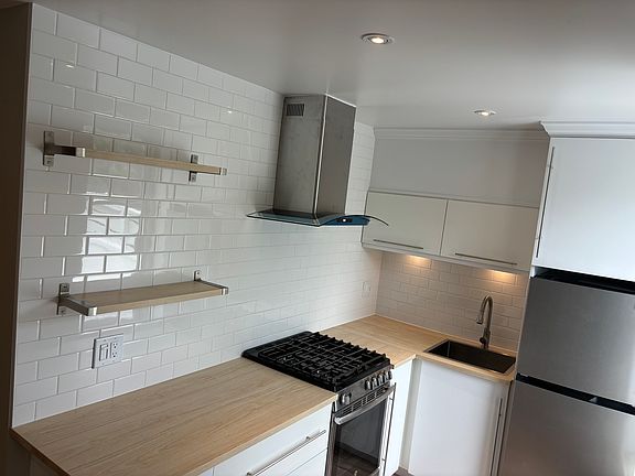 4th image of 257 Smith St #3