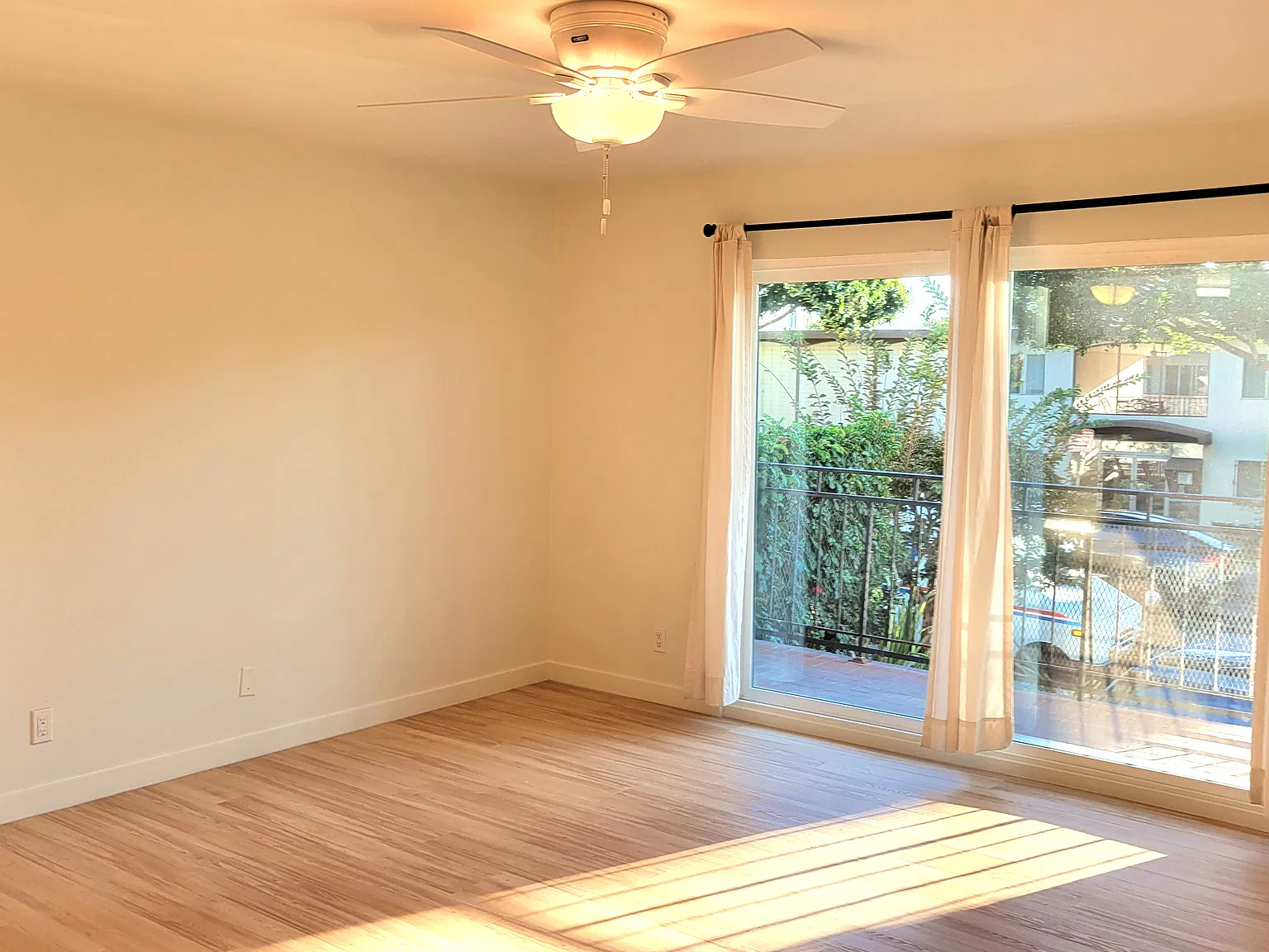 2 bed, 900 sqft, $4,300 — Photo 2