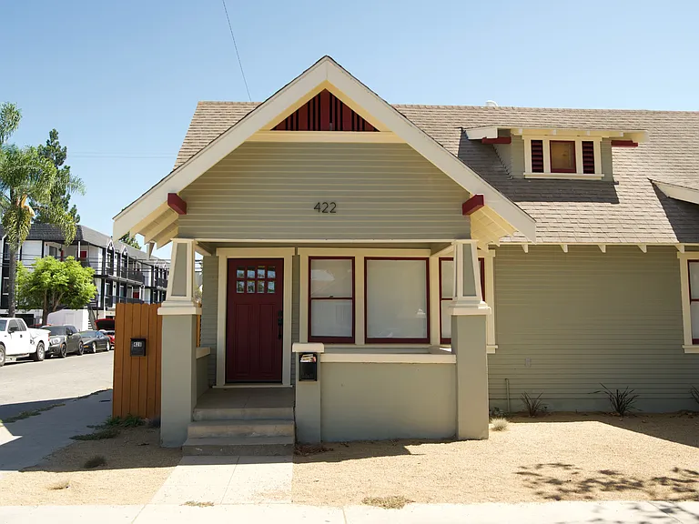422 E Walnut St — Photo 1
