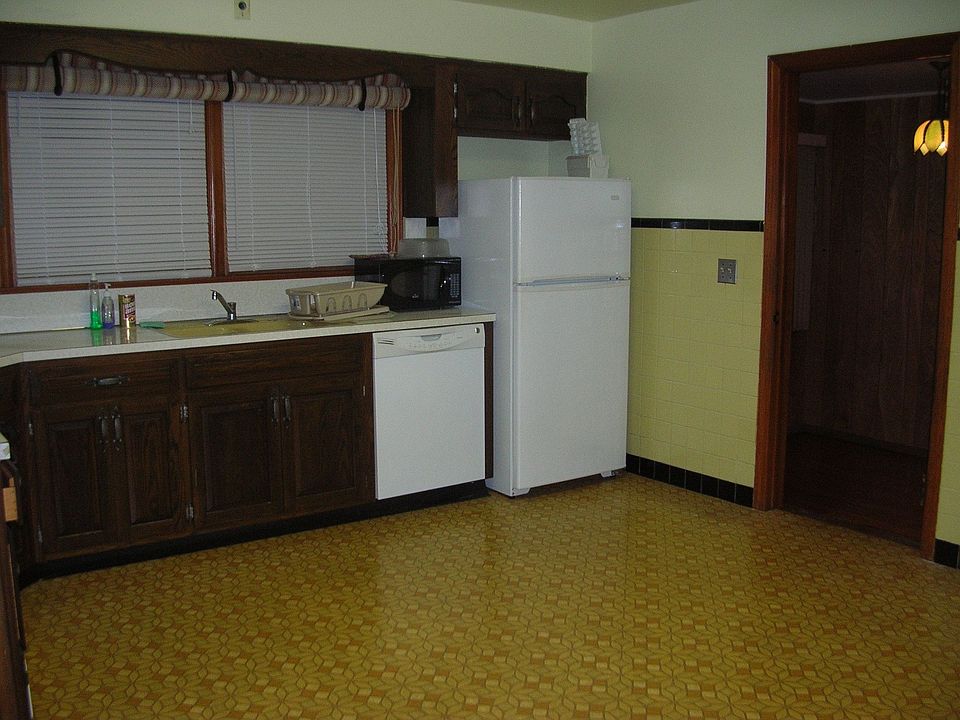 Large Eat-In Kitchen