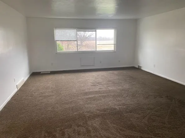 1253 Cochrane Rd APT A, Berlin, MI 48002