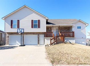 730 Ginger Hill Dr, Grain Valley, MO 64029