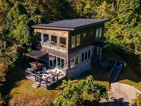 2nd image of 869 Chestnut Dr