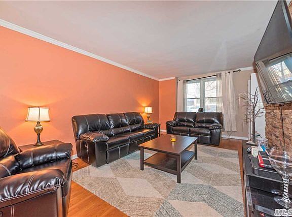 5th image of 410 E Broadway APT Lk