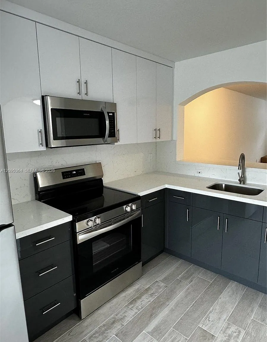Venetia Gardens Condo — Photo 1