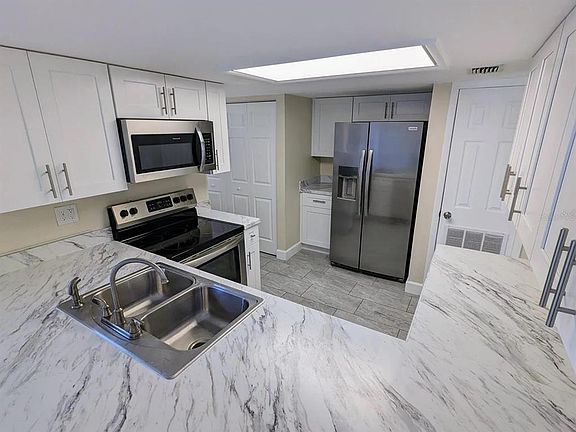 3rd image of 3111 CREEKGLEN COURT
