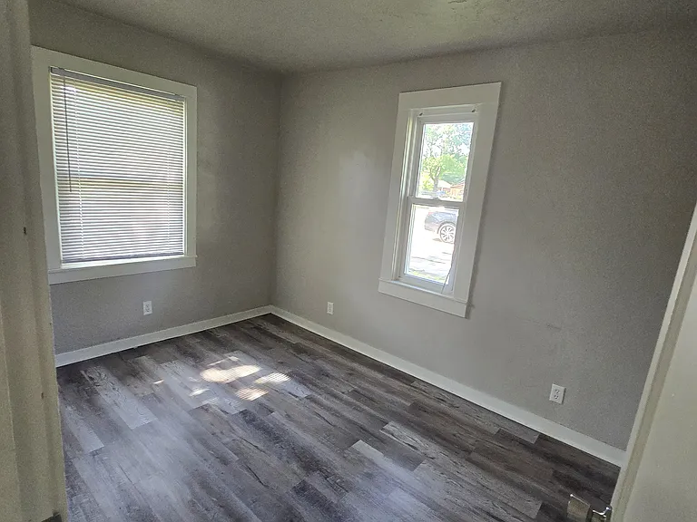 307 W Rollins Pl — Photo 8