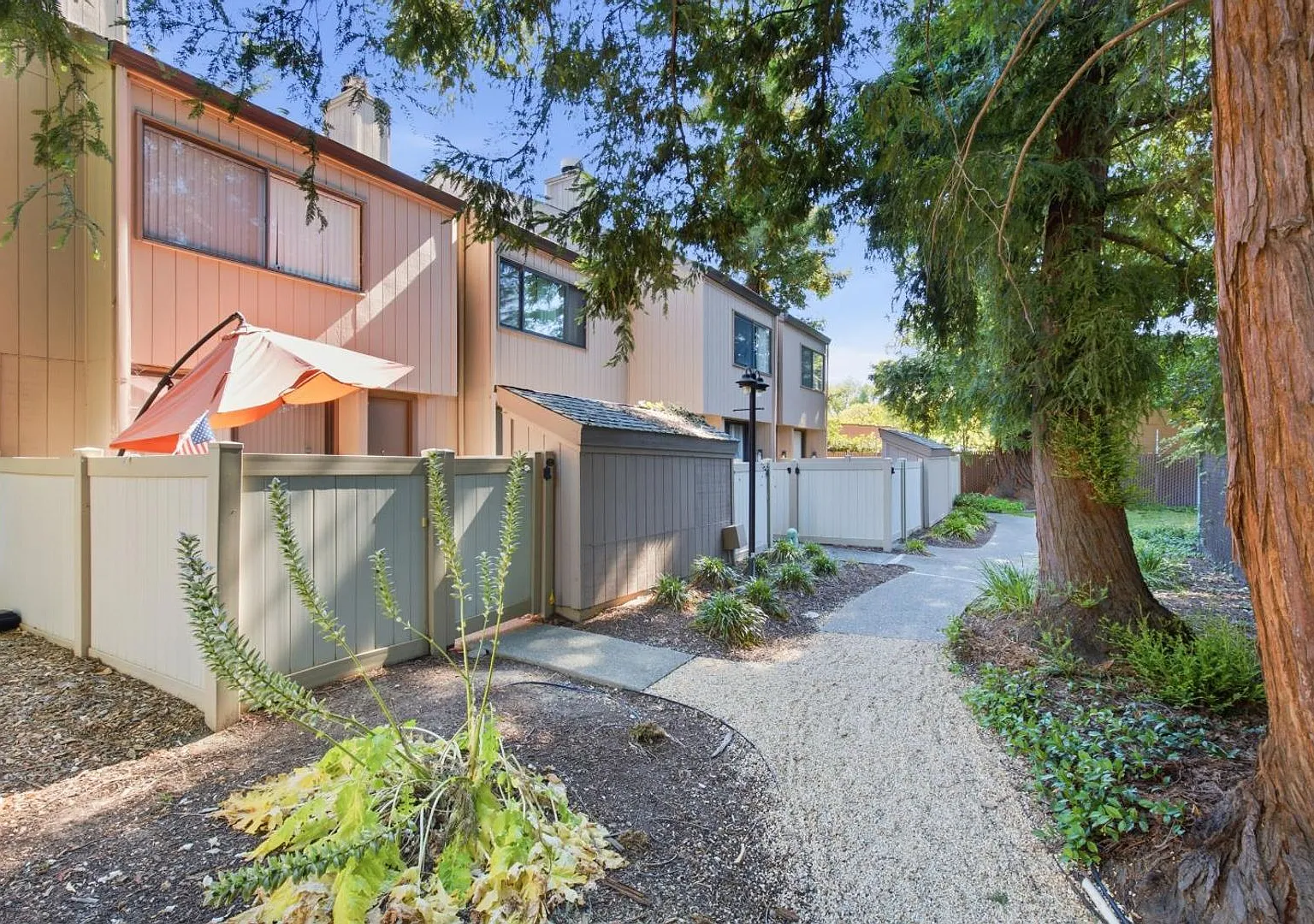 Best Darned 1 Bedroom Townhouse Deal Period — Photo 2
