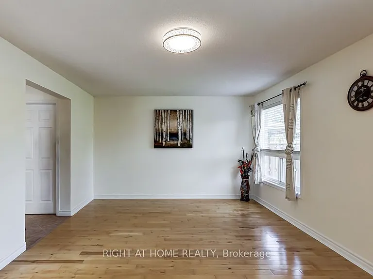 402 Lausanne Cres — Photo 11