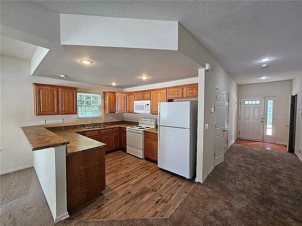 3 bed, 2.5 bath, 1648 sqft, $1,800 — Photo 4