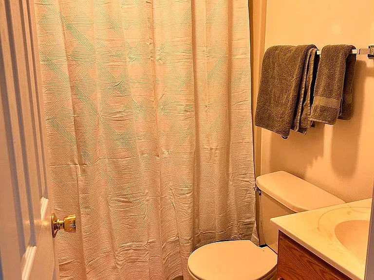 A full bath on the upper floor.