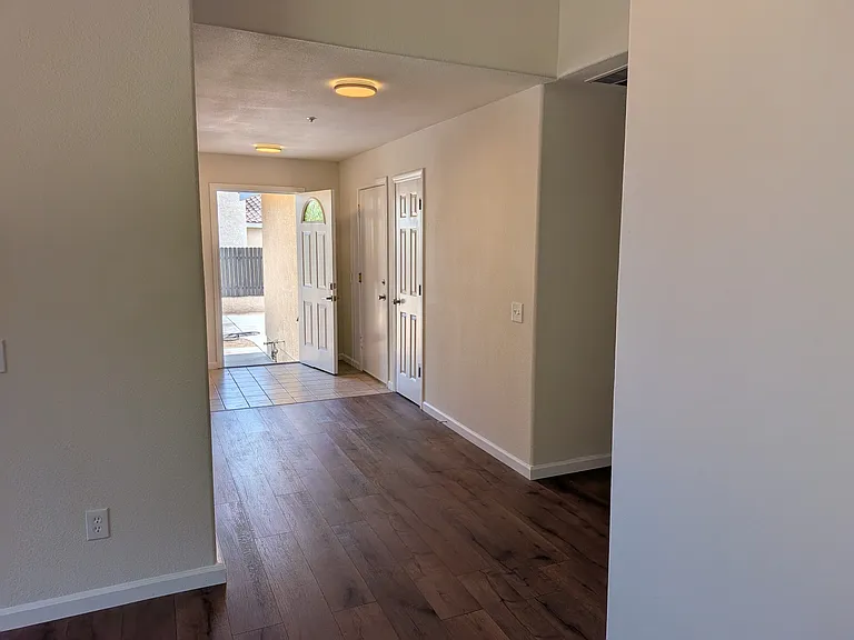 Hildale Cir — Photo 14