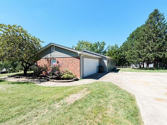 3rd image of 713 Camelot Estates Dr