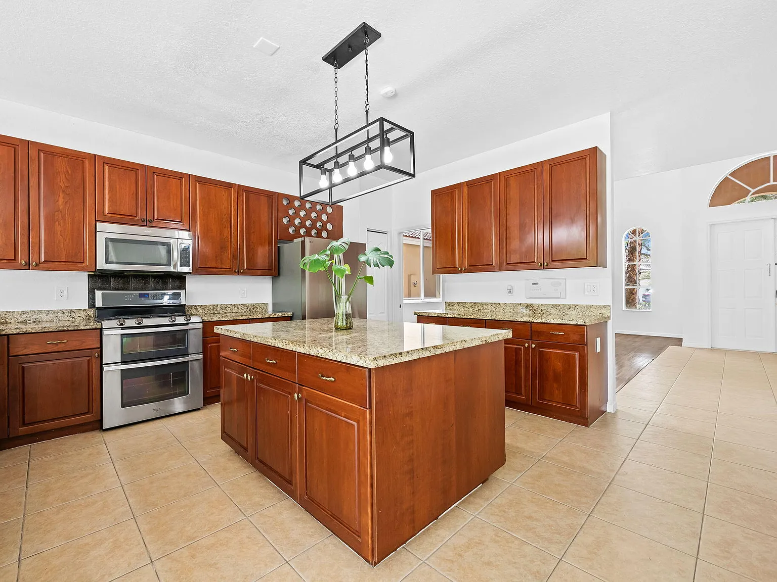 5 bed, 4.0 bath, 3106 sqft, $5,200 — Photo 4
