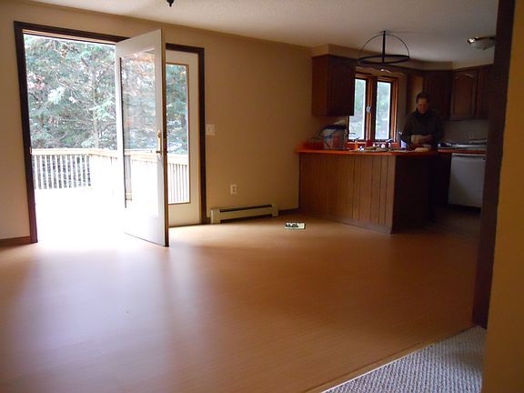 Dining area to upper deck / 