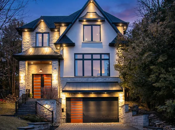 700 Hillcrest Rd, Pickering, ON L1W 2P1