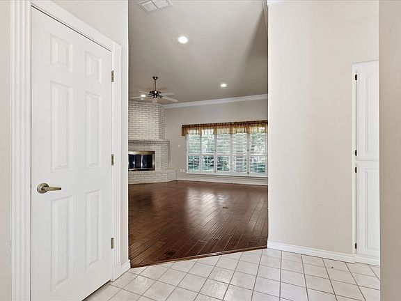 5th image of 3910 Bandera Dr