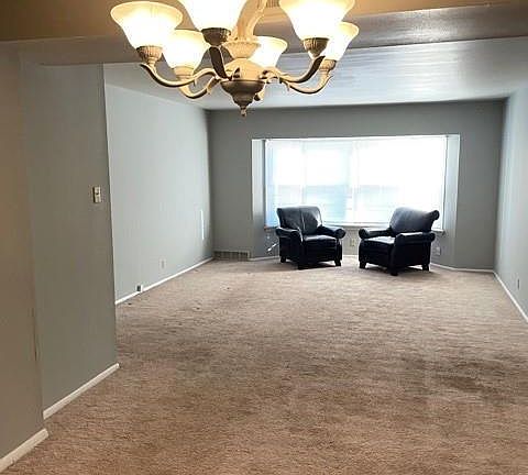 2nd image of 611 Thunderbird Ct APT B