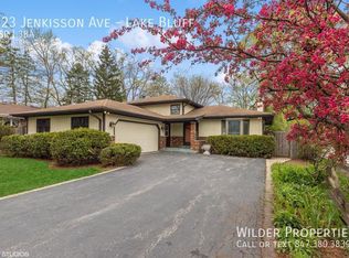 823 Jenkisson Ave, Lake Bluff, IL 60044