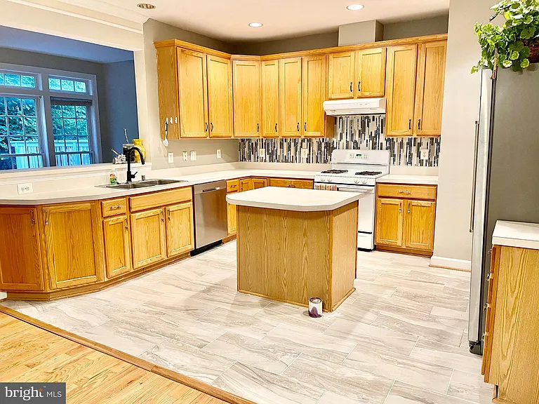 12402 Falconbridge Dr — Photo 3