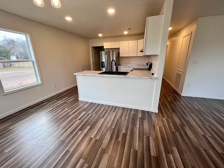 2430 College St — Photo 13
