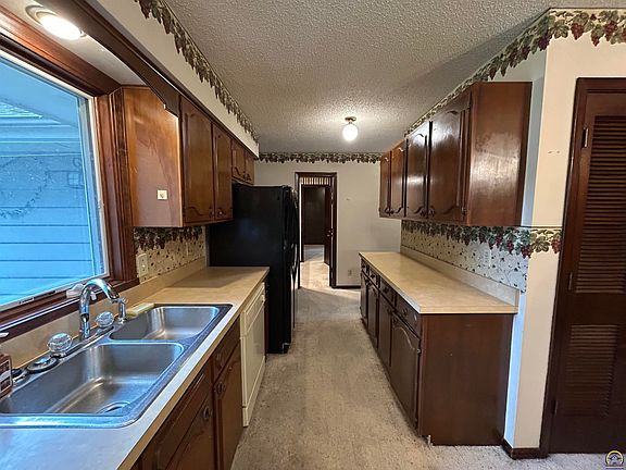 3rd image of 426 Comanche Dr