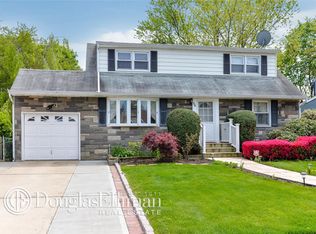 22 Hillvale Rd, Albertson, NY 11507