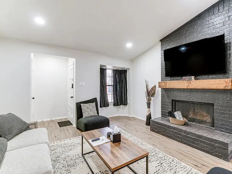 2912 Pegasus Dr — Photo 6