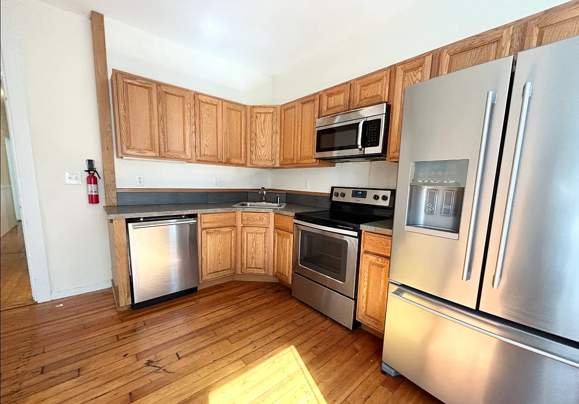 4 bed, 1.5 bath, 9999 sqft, $4,000 — Photo 1