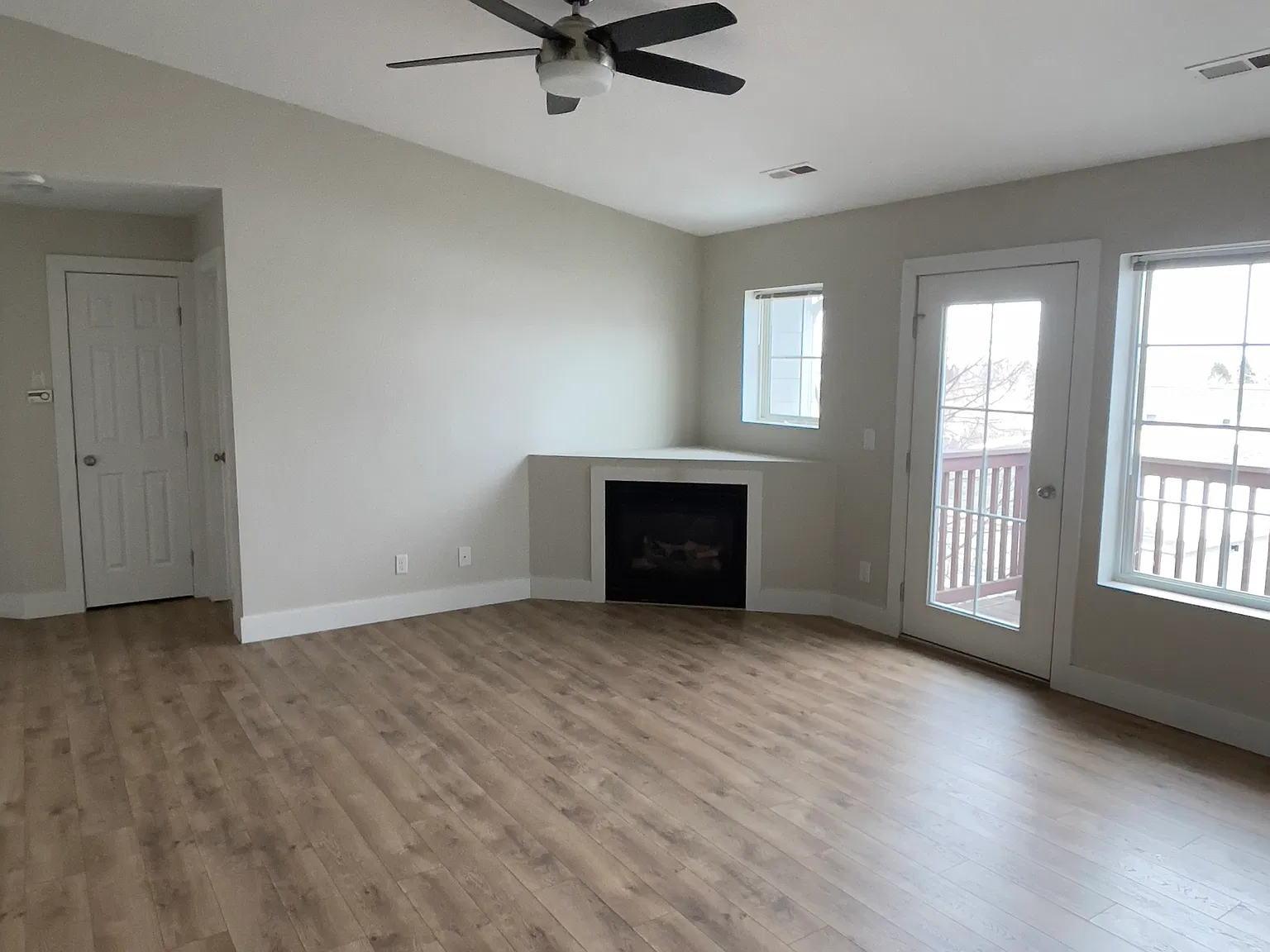 2 bed, 910 sqft, $1,900 — Photo 1