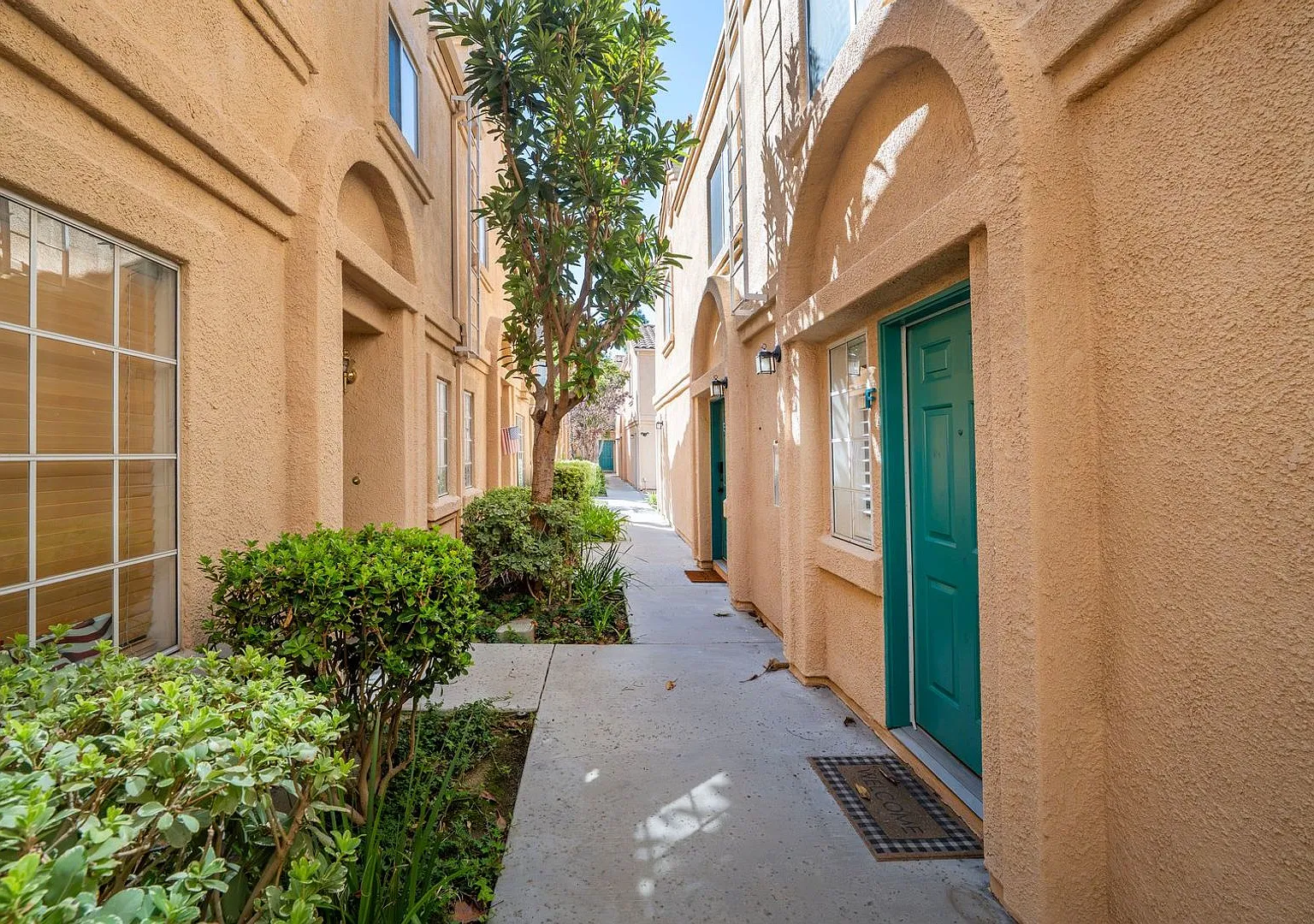 Two-bedroom upper unit within the gated community of Vista del Canon (Its Warrantable) — Photo 2