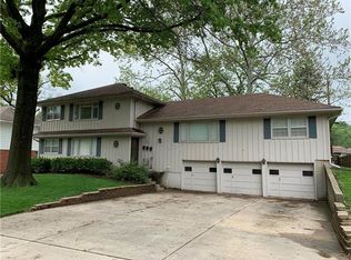 8428 Travis Ln, Overland Park, KS 66212