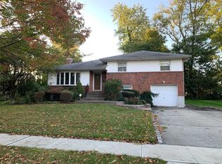 174 Birch Dr, Manhasset Hills, NY 11040
