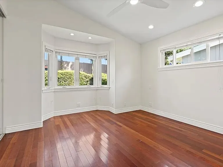 233 N Acacia Ave N — Photo 16