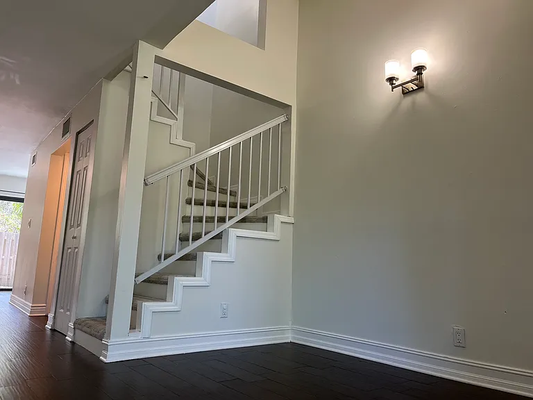 325 City View Dr — Photo 4