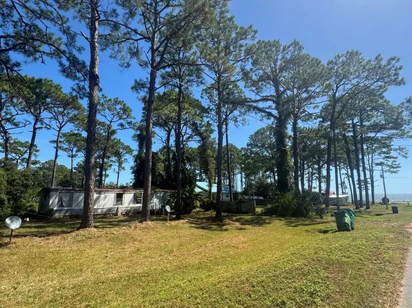 14 6th St, Eastpoint, FL 32328