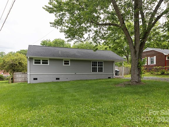 2nd image of 922 Summer Dr