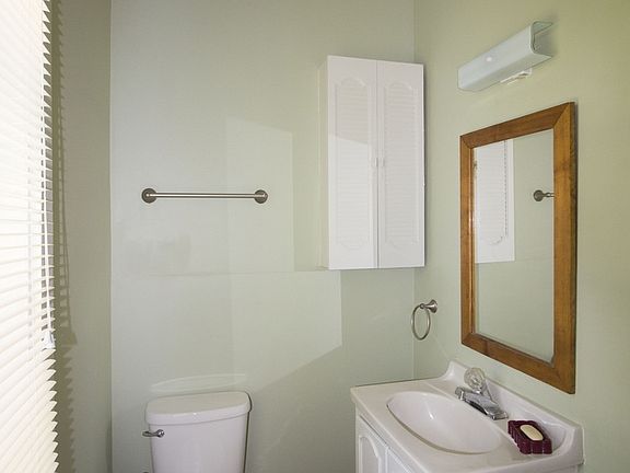 5th image of 133 Country Club Cres #B
