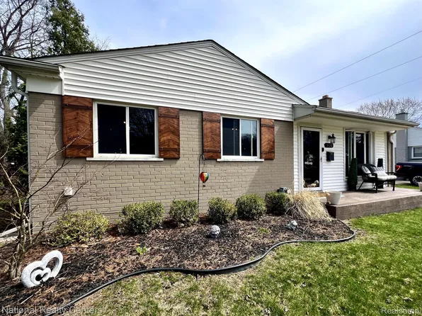 936 Allen Dr, Northville, MI 48167
