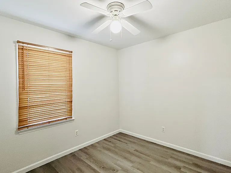 909 Meadow Dr — Photo 16