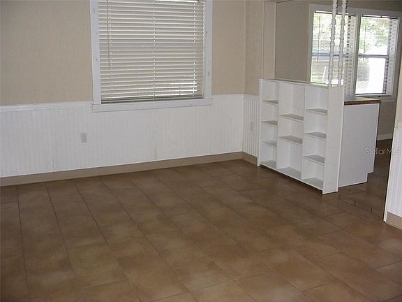 3rd image of 43 W Herrick Dr